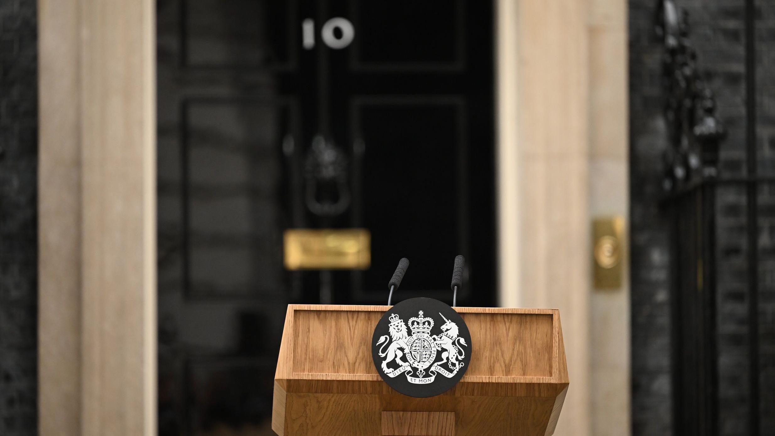 نُصبت منصة أمام مقر رئاسة الوزراء البريطانية (10 داونينج ستريت) في انتظار بيان رئيسة الوزراء ليز تراس، المقرر في 20 أكتوبر/تشرين الأول 2022 في لندن، إنجلترا.