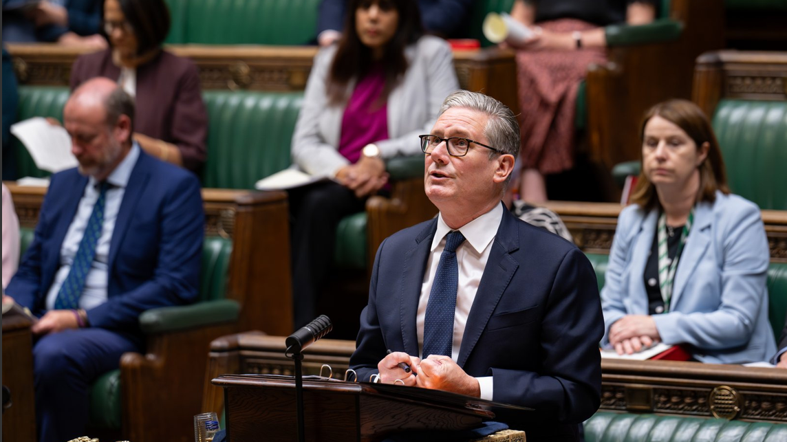 'Mrlja u našoj istoriji': Britanski premijer se izvinio zbog oduzimanja dece neudatim ženama 3 Premijer Velike Britanije u odelu i naočalama gleda nagore tokom govora u parlamentu
