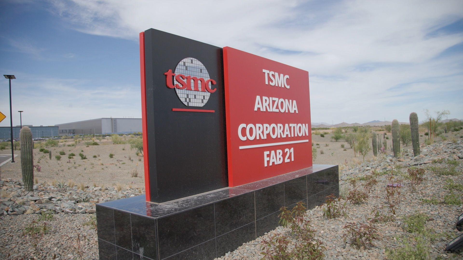 Placa no meio do deserto que diz: 'TSMC Arizona, Corporation, Fab 21'
