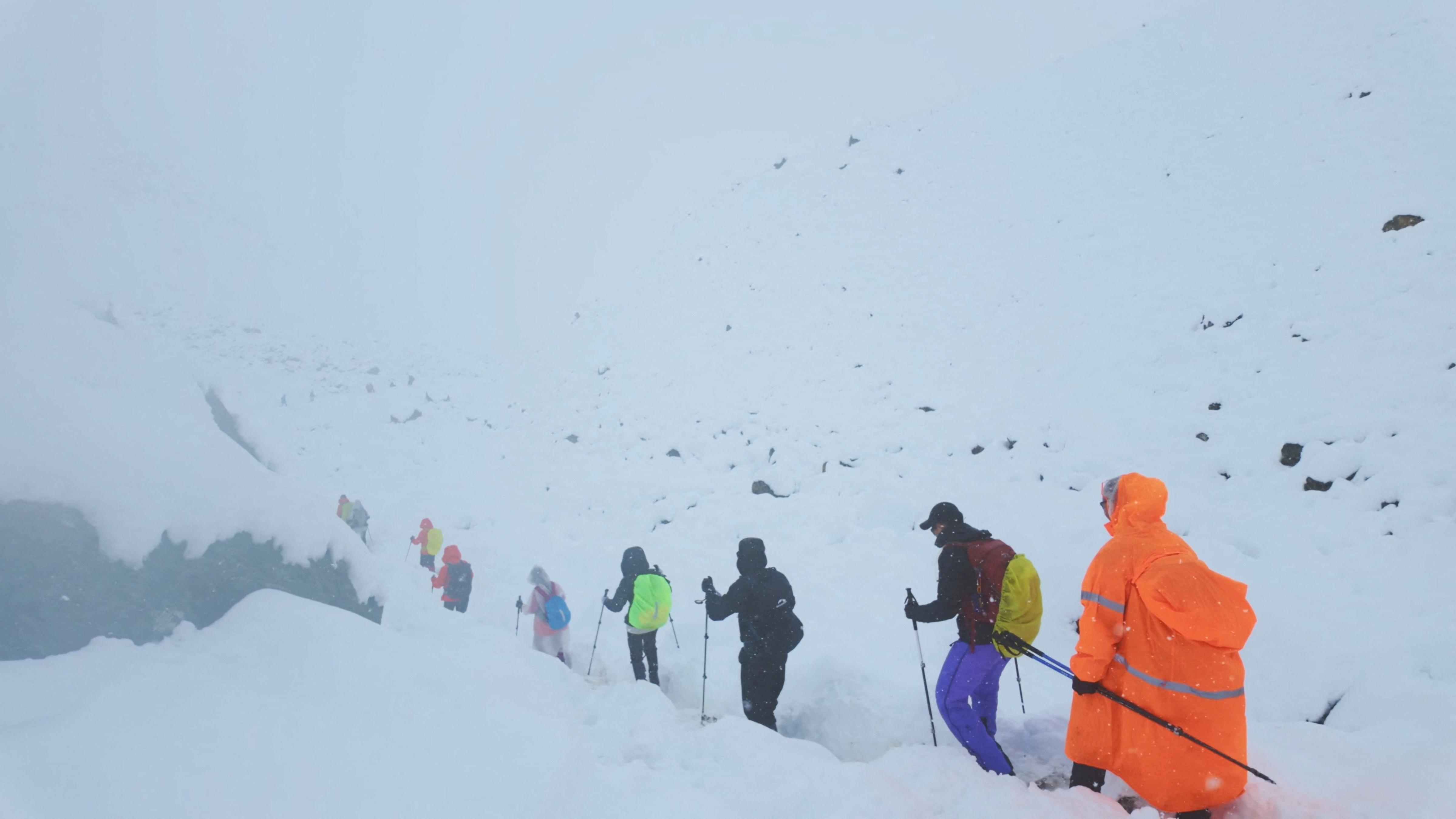 Planinari tokom oluje na Mont Everestu