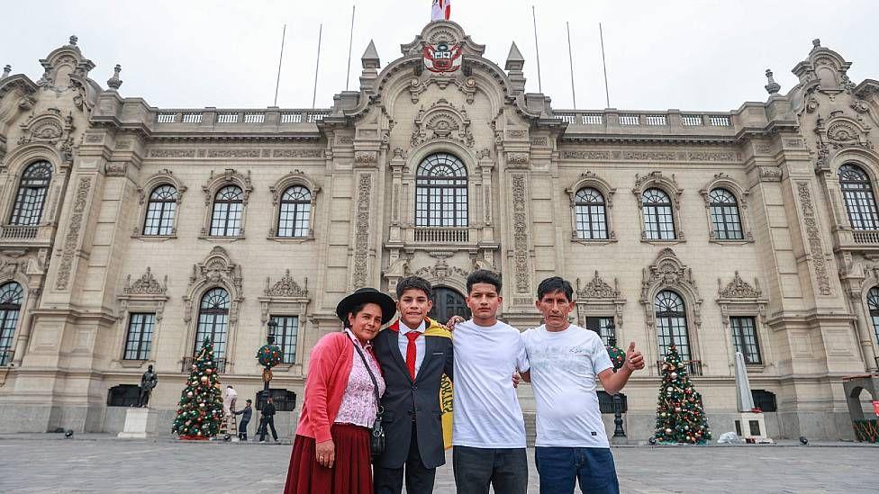 Cliver y Kenny con su madre Lida y su padre Simeón frente a la sede del gobierno en Lima