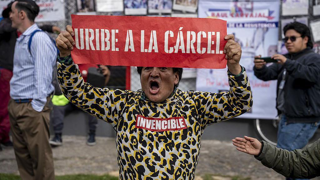Manifestante afuera del complejo judicial de Paloquemao