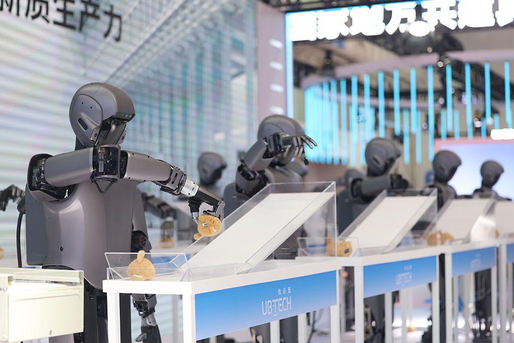 Un robot humanoide muestra habilidades de clasificación durante la Conferencia Mundial de Robots (WRC) 2025 en el Centro Internacional de Convenciones y Exposiciones Beiren Yichuang el 10 de agosto de 2025 en Beijing, China.