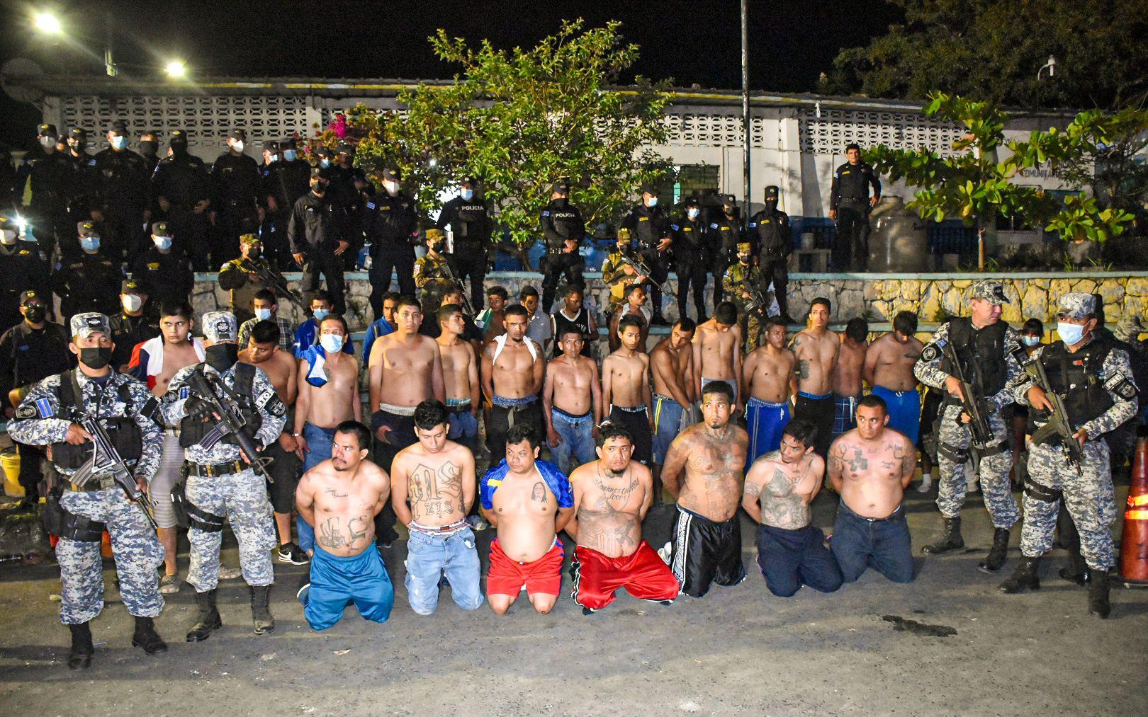 Pandilleros detenidos en la colonia San José del Pino de Santa Tecla, El Salvador.