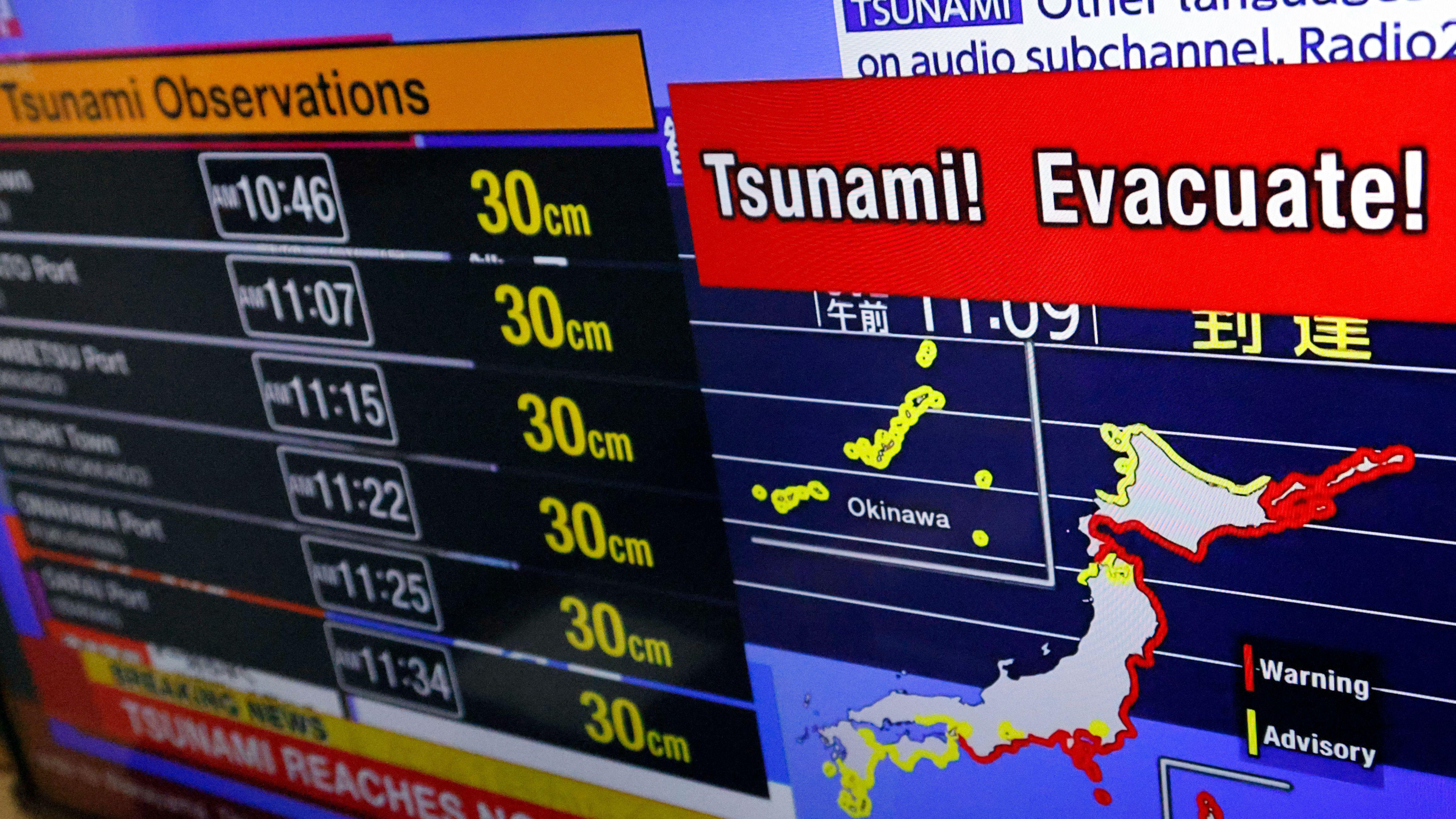 日本東京某處一台電視機上播放著日本放送協會（NHK）英語頻道的海嘯撤離警報（30/7/2025）