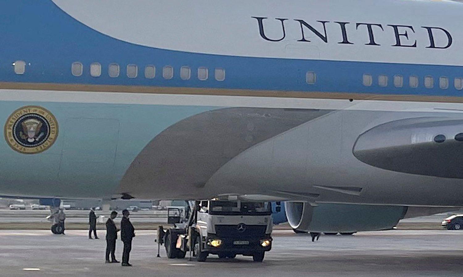 شاحنة طعام متوقفة بجوار طائرة "إير فورس وان" (Air Force One) الرئاسية في مطار أنقرة 