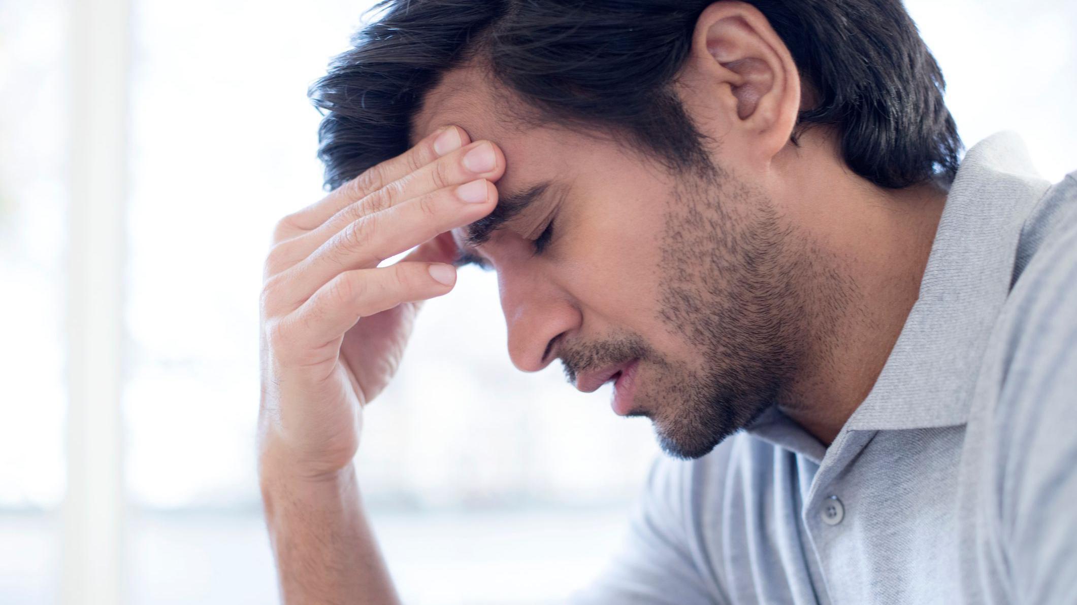 Hombre con dolor de cabeza