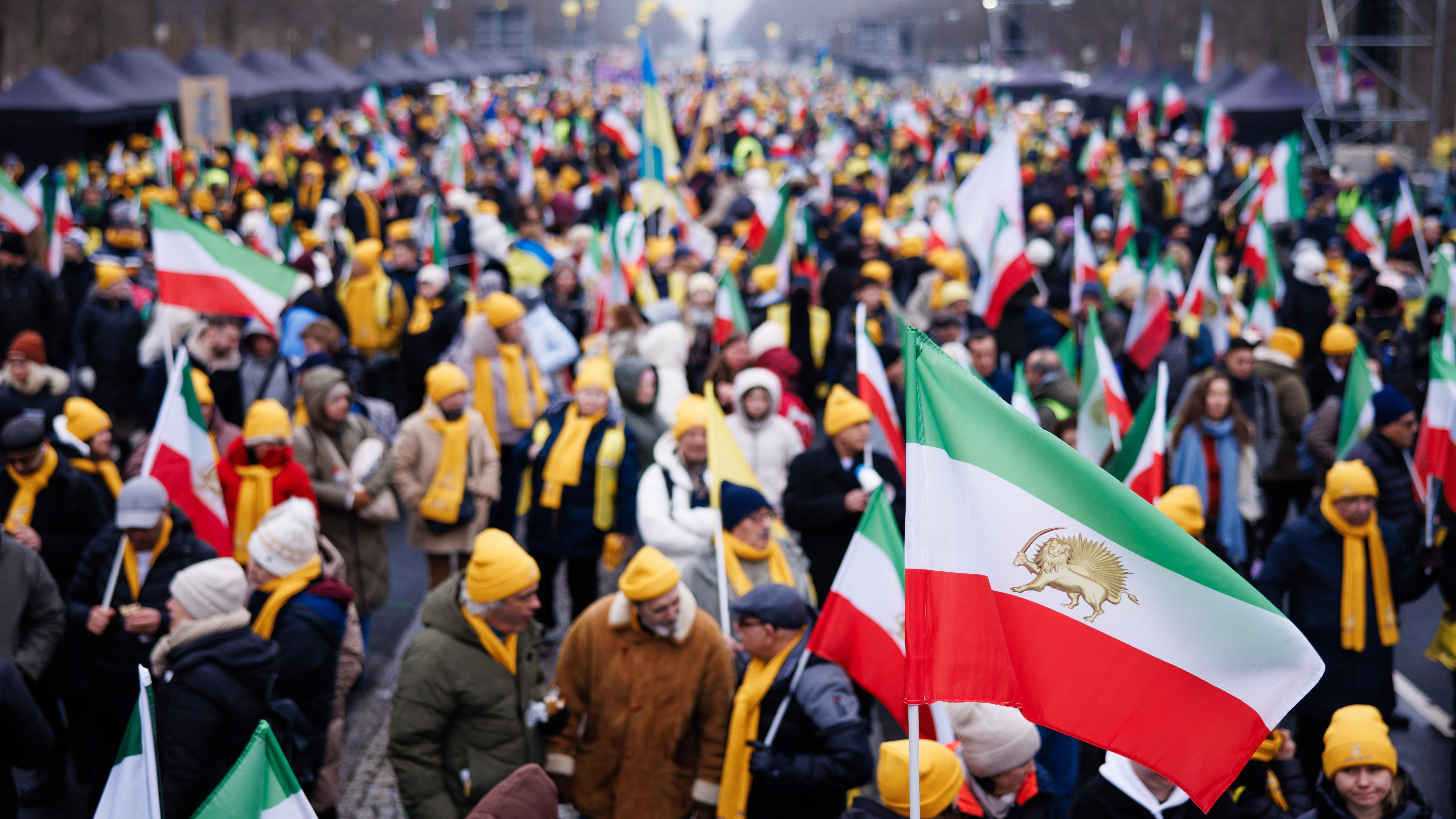 إيران تقول إن انطلاق المفاوضات مع الولايات المتحدة كان إيجابياً، ووزارة الدفاع توقف الإعلان عن "الإنجازات الدفاعية" لدواعٍ أمنية 