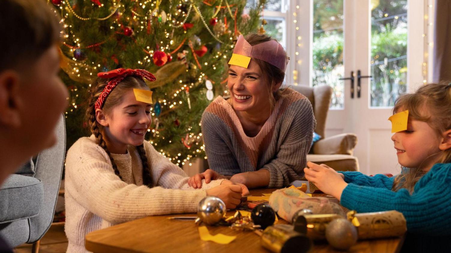 امرأة تلاعب أطفالها