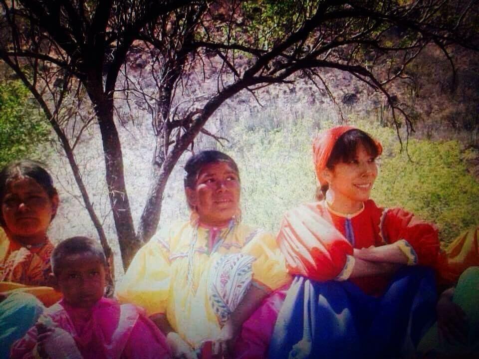 Julia Paredes con mujeres y niños rarámuris