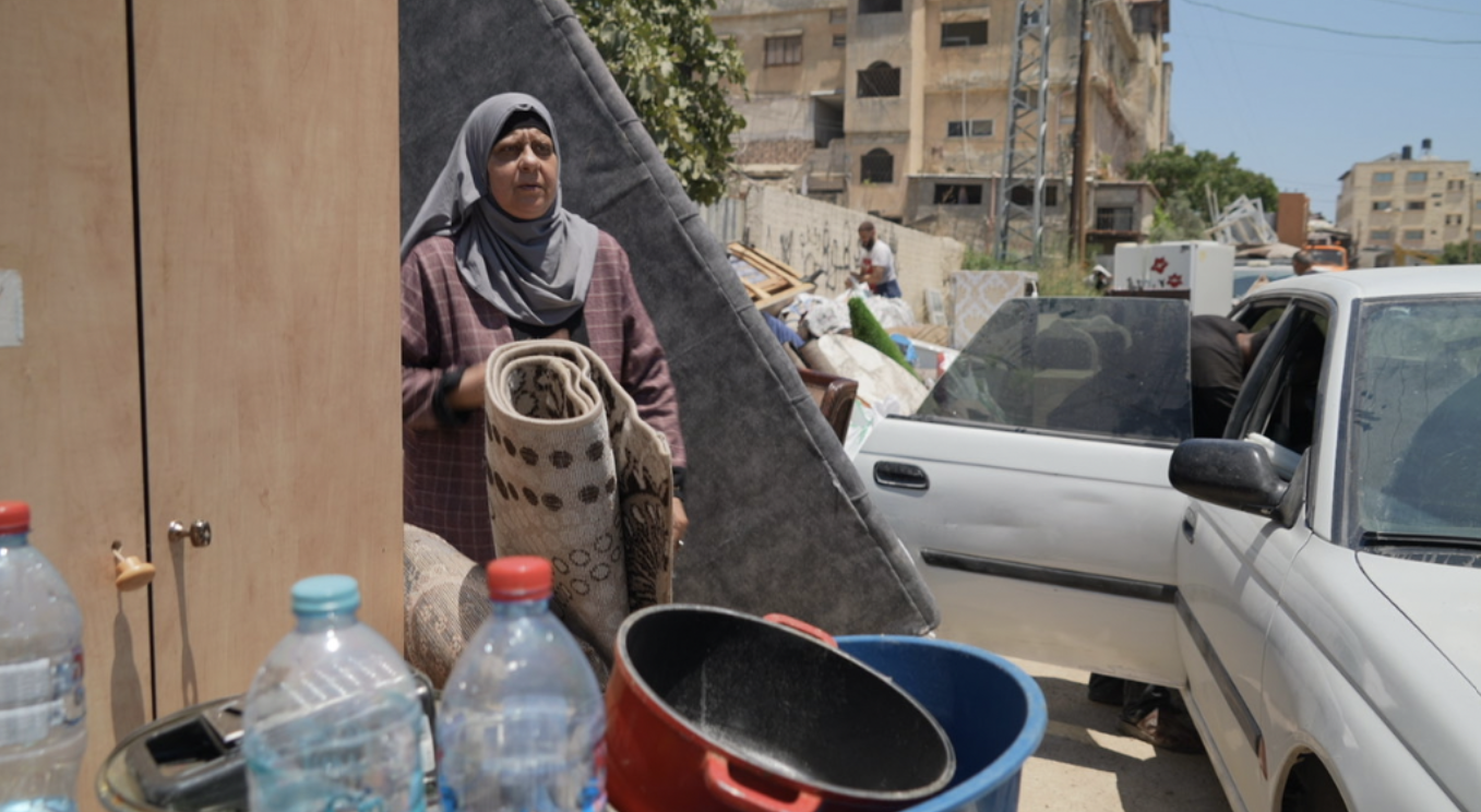 سيدة نازحة