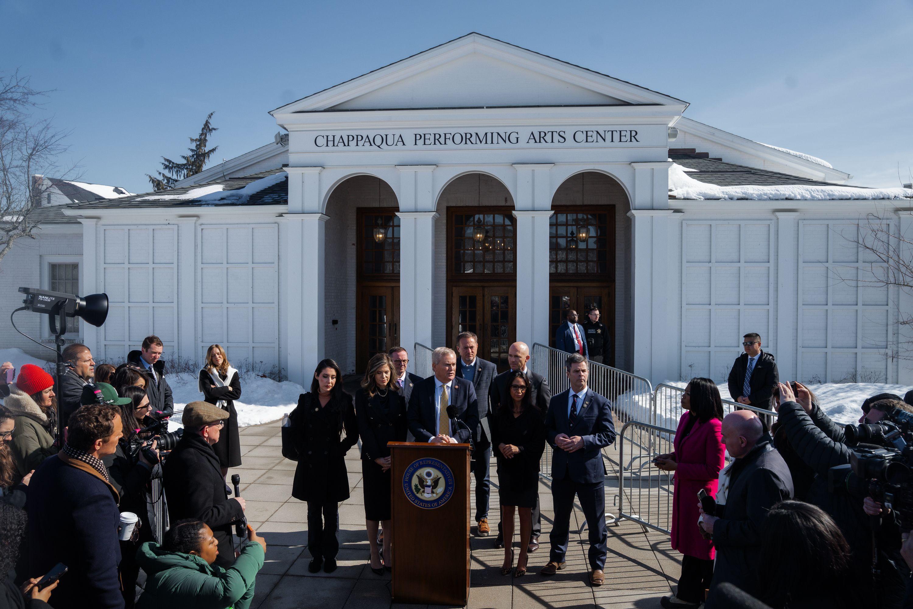 يتحدث رئيس لجنة الرقابة بمجلس النواب الأمريكي، جيمس كومر، إلى الصحافة قبل إدلاء هيلاري كلينتون بشهادتها أمام اللجنة في تشاباكوا، نيويورك، الولايات المتحدة الأمريكية، في 26 فبراير/ شباط 2026