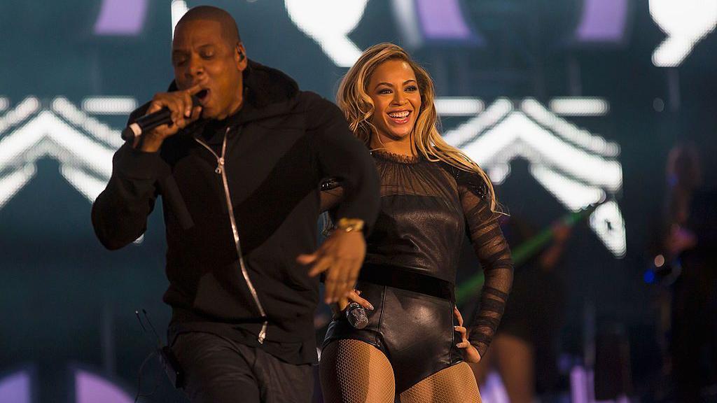 JAY-Z se une a Beyoncé en el escenario para interpretar "Crazy In Love" en el concierto "Chime For Change: The Sound Of Change Live" en el Estadio Twickenham el 1 de junio de 2013 en Londres, Inglaterra.