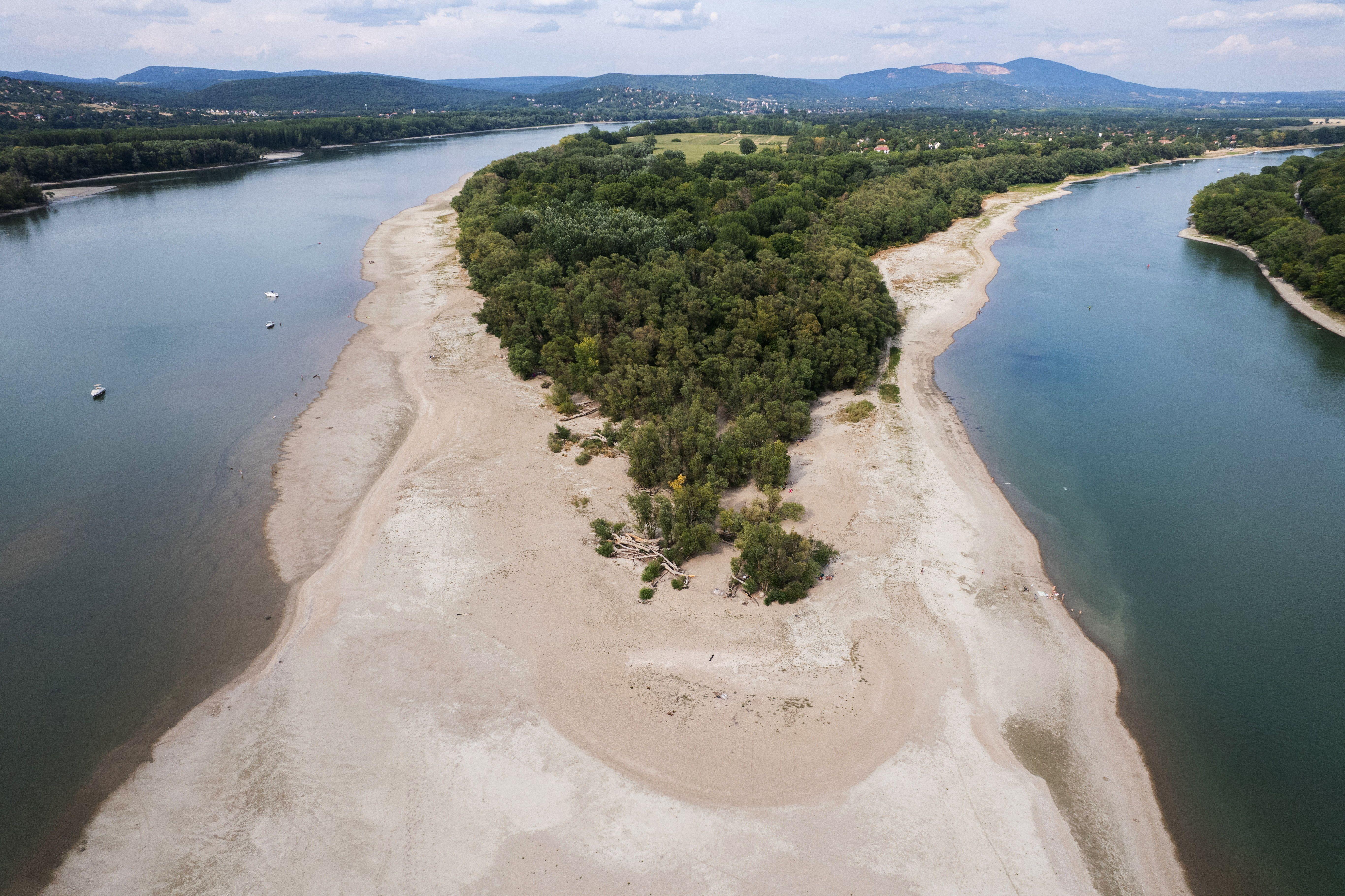 Veliki Dunav trenutno kao potok - u fotografijama 6 nizak vodostaj dunava u Mađarskoj, dunav, vodostaj dunava, nivo dunava