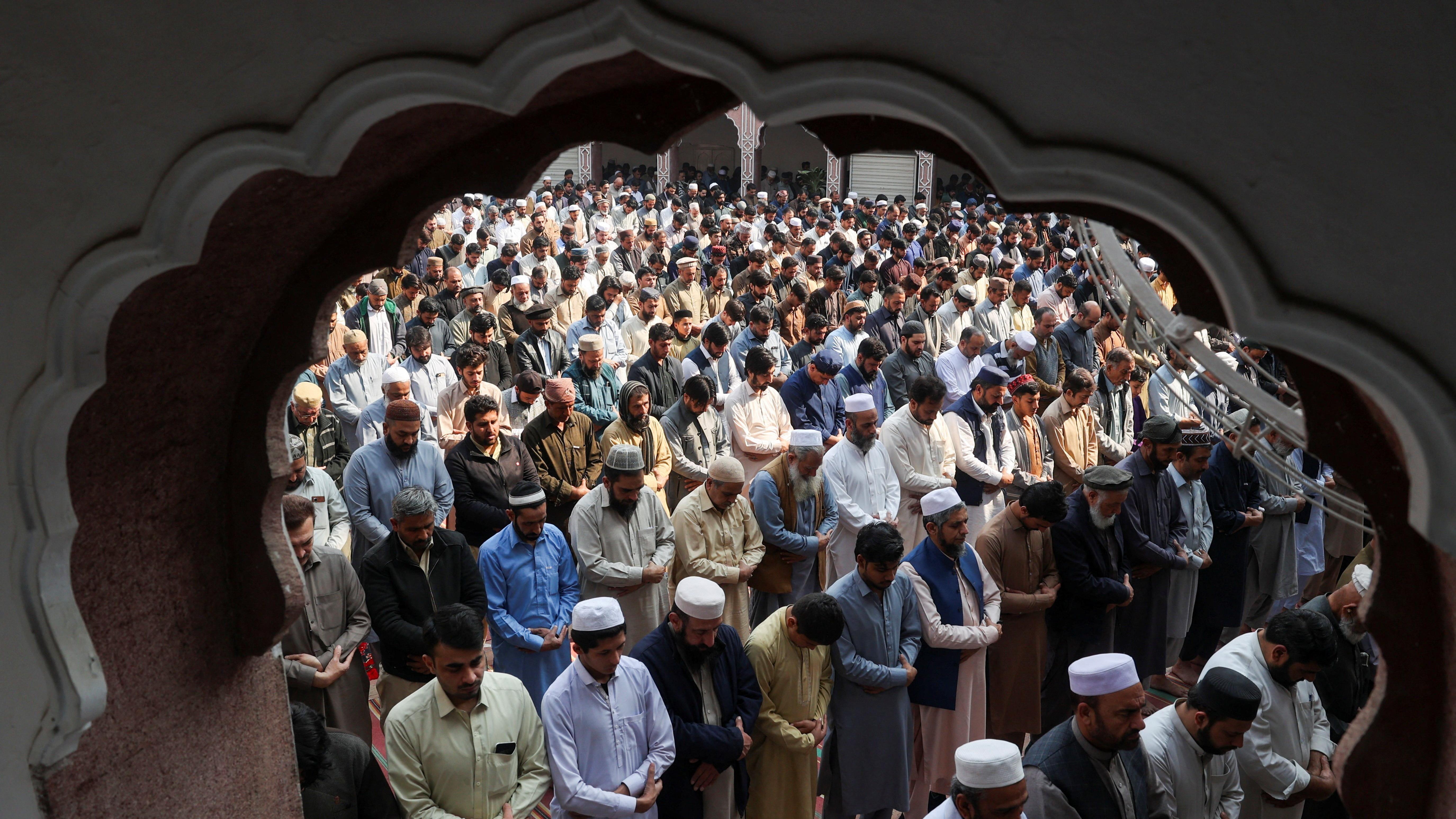 يؤدي المصلون صلاة الجمعة خلال شهر رمضان المبارك في مسجد سونهري بمدينة بيشاور الباكستانية