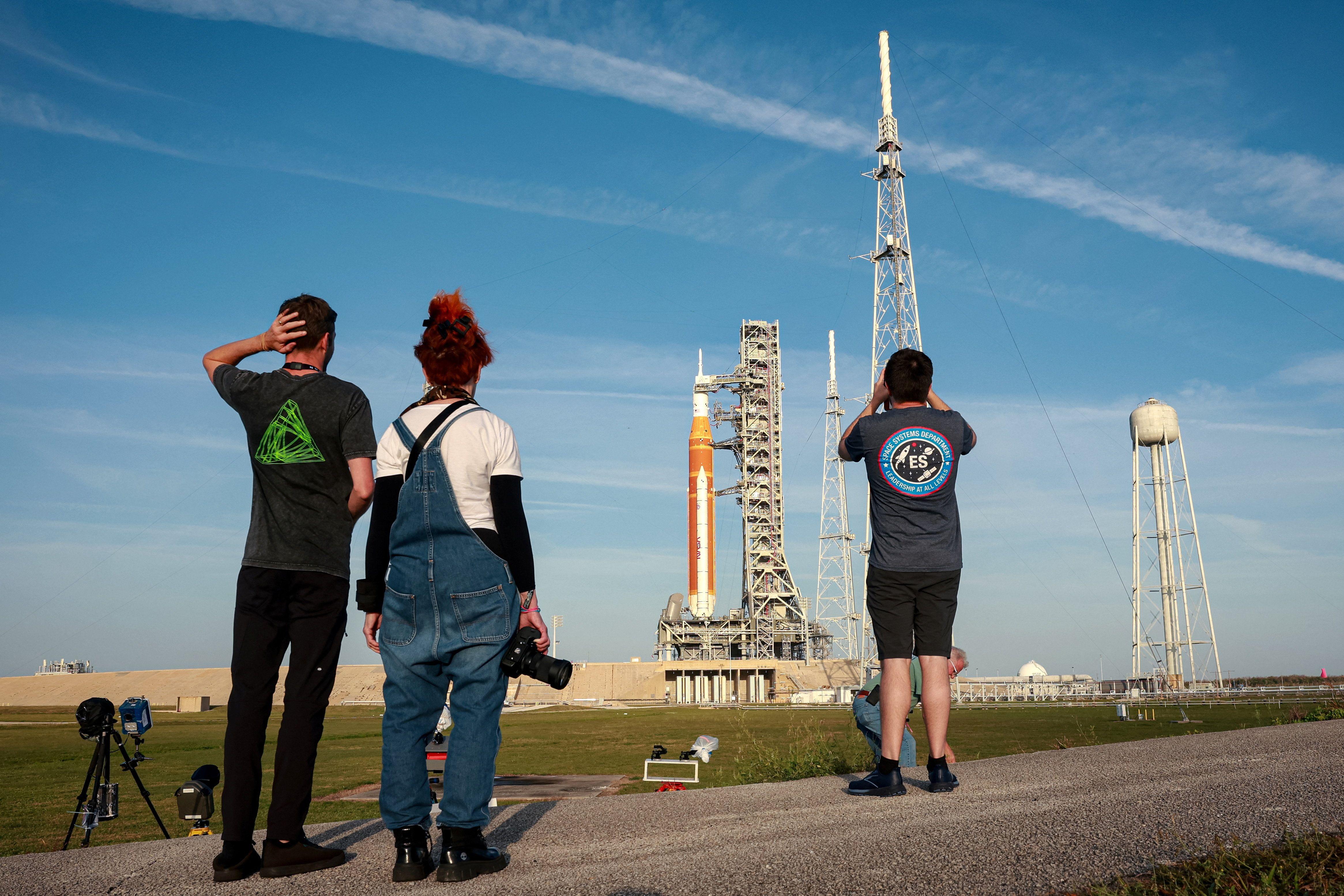 ljudi gledaju u svemirsku raketu