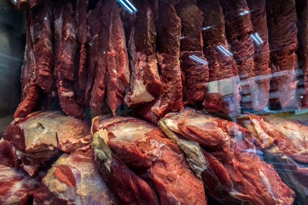 Cortes de carne bovina na vitrine de um a&ccedil;ougue
