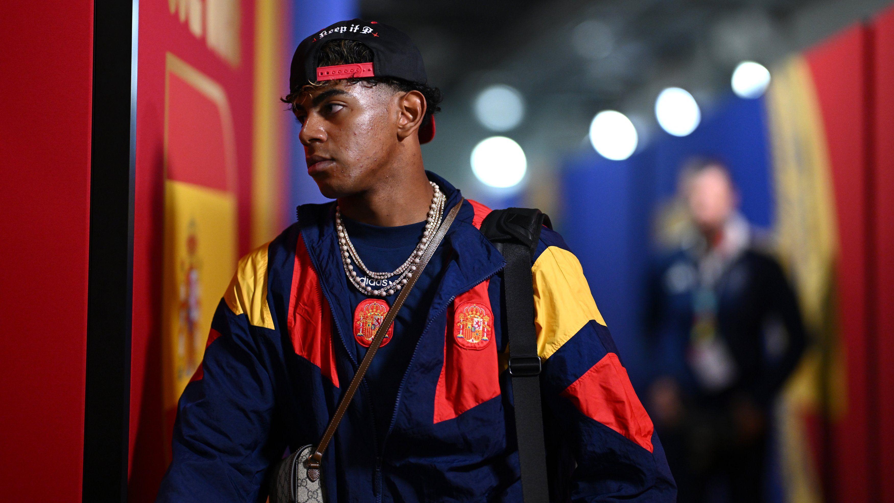 Watch closing ceremony and build-up before Spain face Argentina in World Cup final
