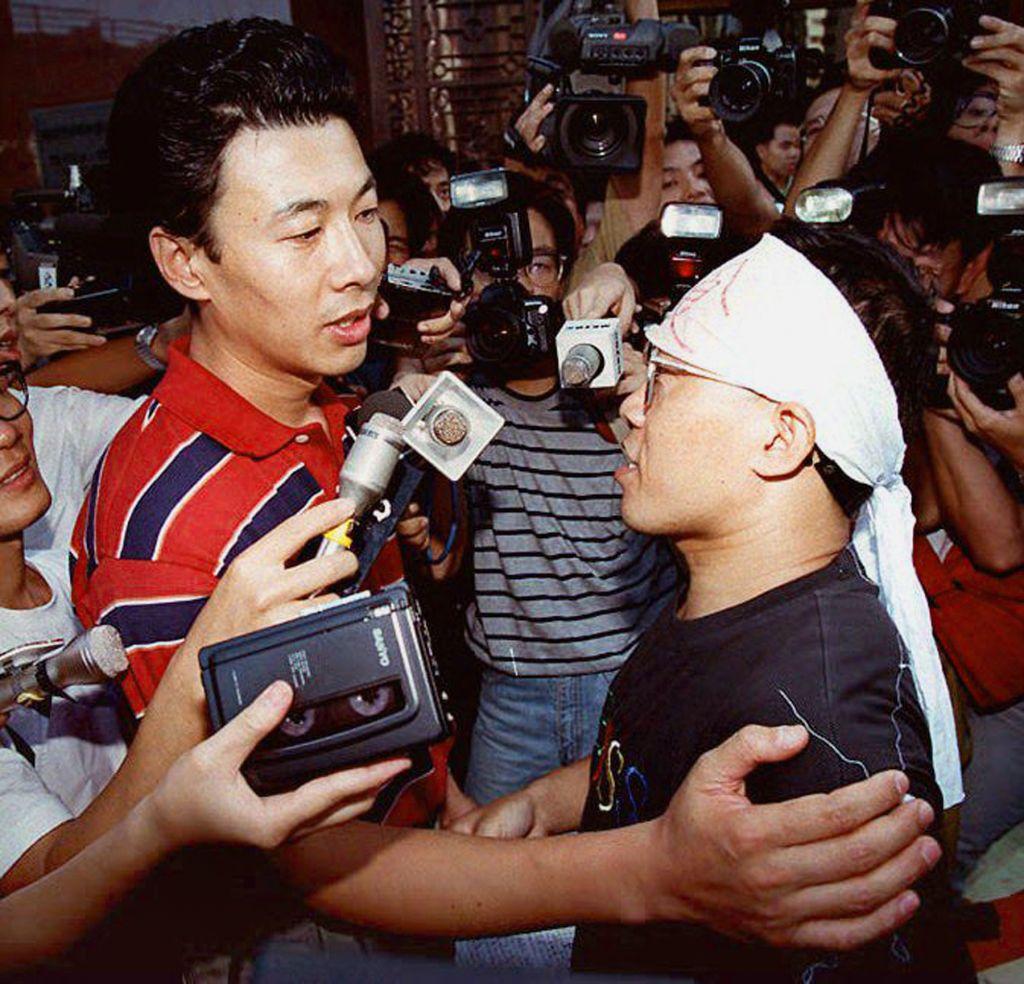 1993年8月，公運領袖韓東方（左）在中國駐香港使館外。