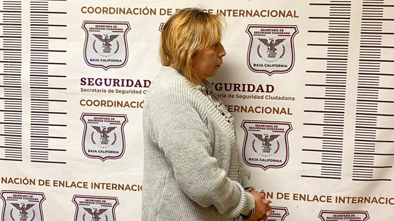 Ofelia Hernández Salas en una fotografía policial, con las manos esposadas y un suéter gris, tras su detención en Mexicali, Baja California, México, en marzo de 2023.