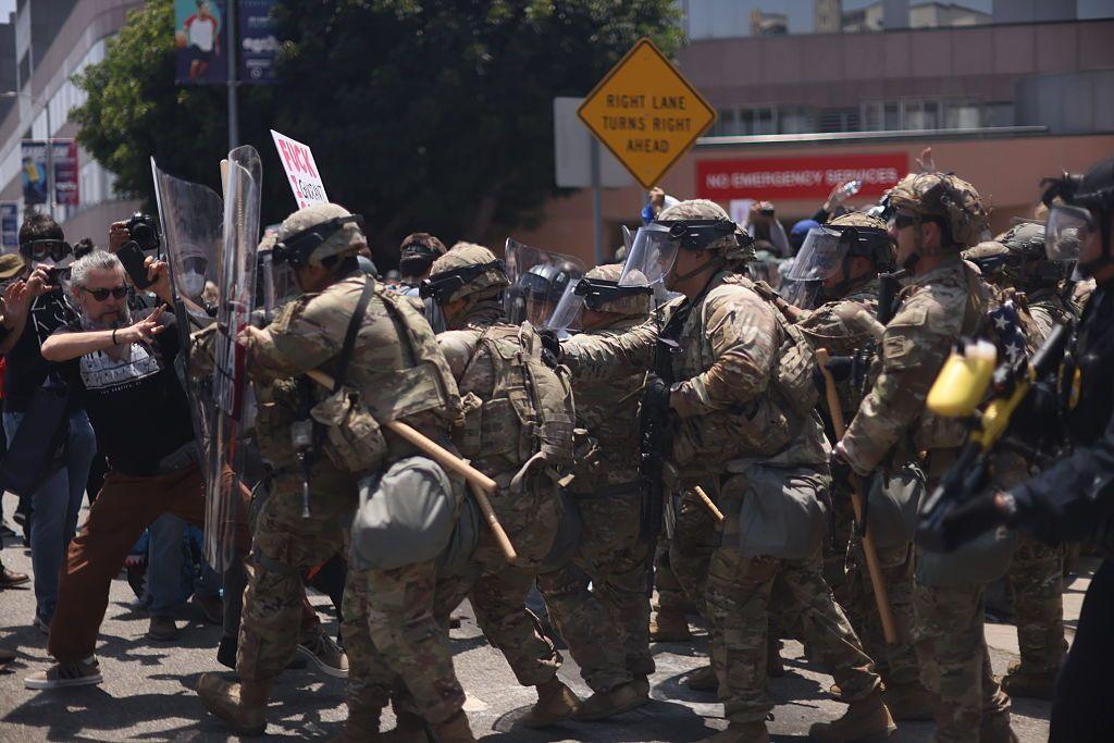 Agentes de Inmigración y Control de Aduanas (ICE) y del Departamento de Seguridad Nacional (DHS) toman medidas de seguridad mientras las protestas y confrontaciones entre los defensores de los derechos de inmigración y las fuerzas del orden continúan en Paramount, California, y en el centro de Los Ángeles, California, Estados Unidos, el 8 de junio de 2025. (Foto de Taurat Hossain/Anadolu a través de Getty Images)