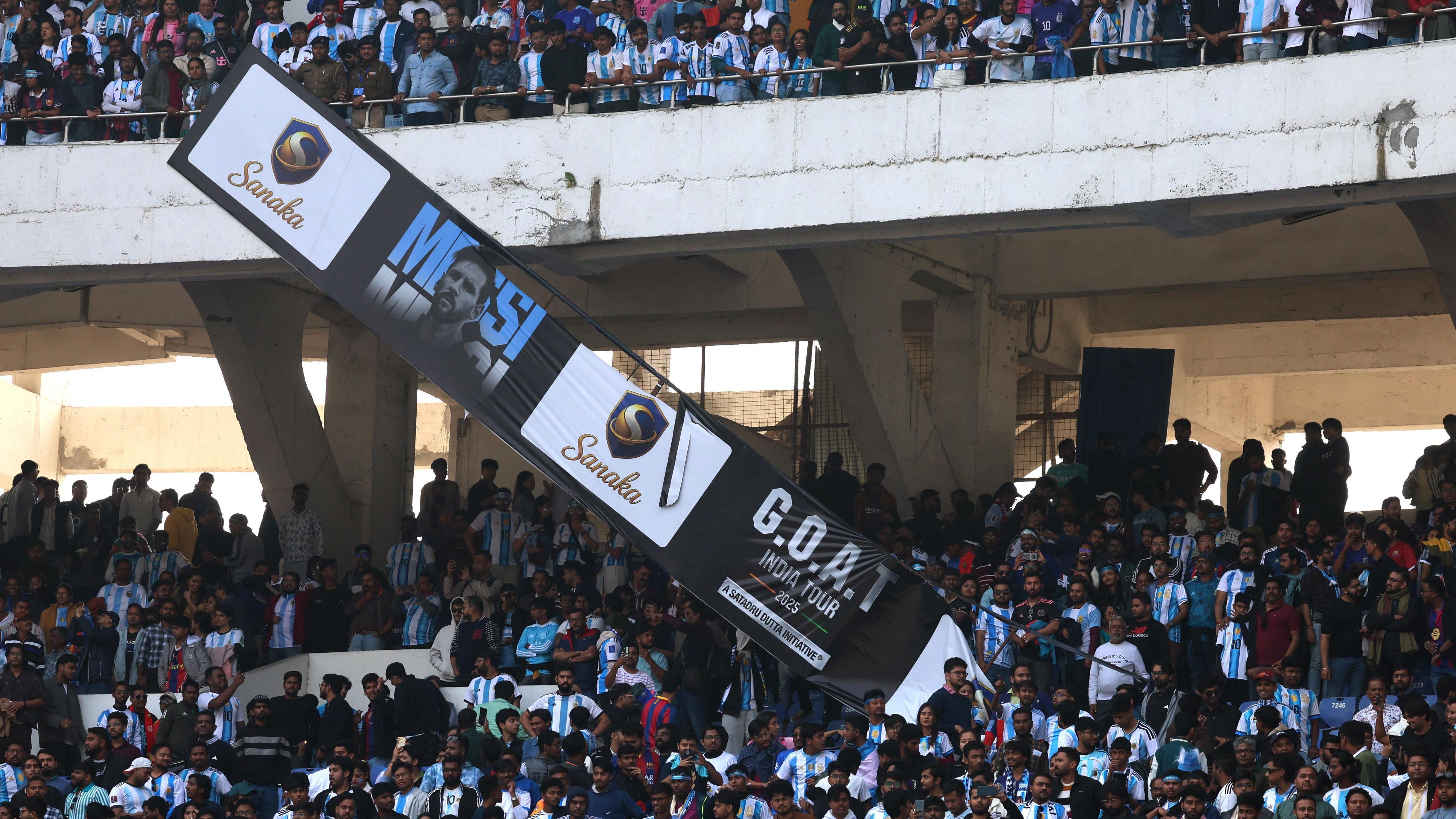 梅西「GOAT 巡迴」的橫幅從體育場上層看台墜落（13/12/2025）