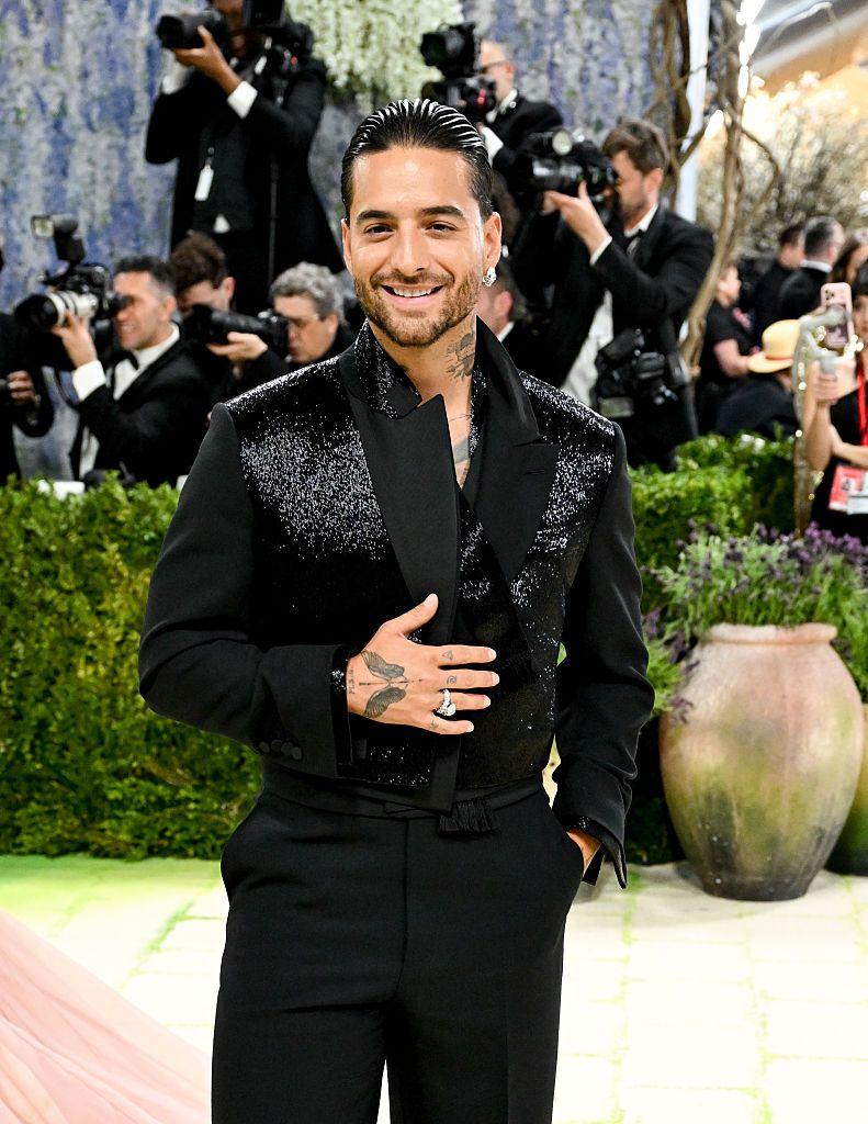 Maluma de pantalón y saco negros.
