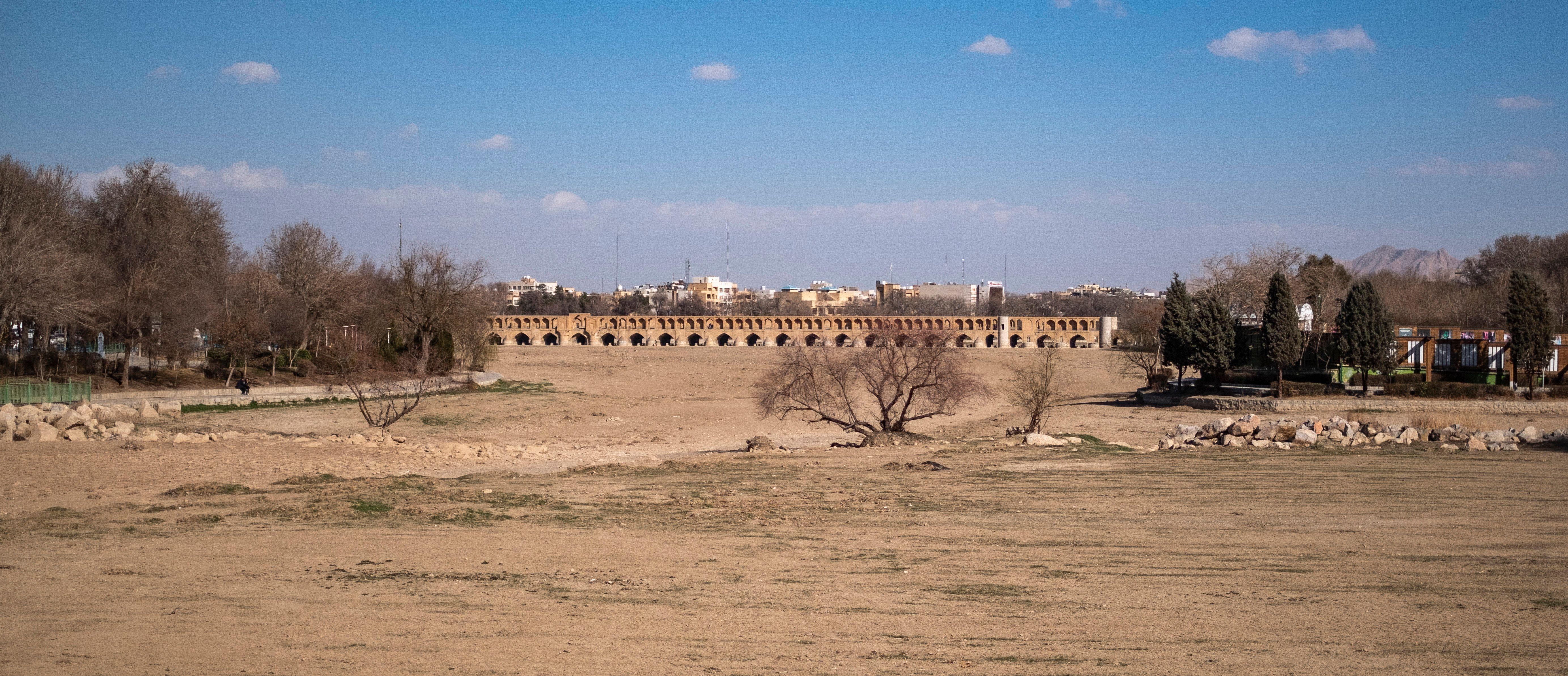 El río seco Zayandeh Rud y el puente histórico Si-o-se-pol (Puente de los 33) en Isfahán, Irán, el 22 de febrero de 2025. Zayandeh Rud es una de las principales atracciones turísticas de Isfahán, y puentes históricos como este pueden resultar dañados debido al hundimiento del lecho del río Zayandeh Rud.
