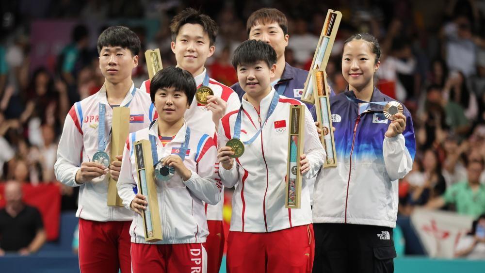 2024 파리 올림픽 탁구 혼합복식 경기에서 은메달을 차지한 북한의 리정식·김금용, 금메달을 차지한 중국의 왕추친·쑨잉사, 동메달을 차지한 한국의 임종훈·신유빈이 2024년 7월 30일 프랑스 파리 사우스 파리 아레나에서 열린 시상식에서 포즈를 취하고 있다