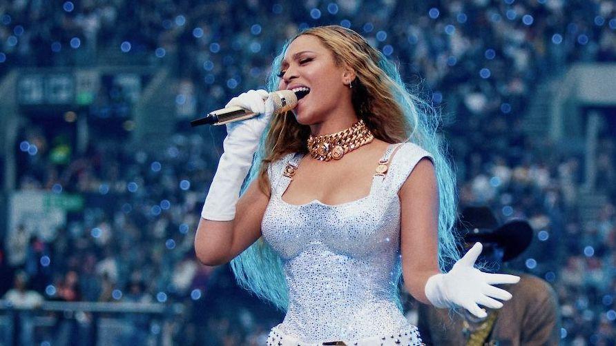 Cowboy Beyoncé dazzles nearly sold-out stadium