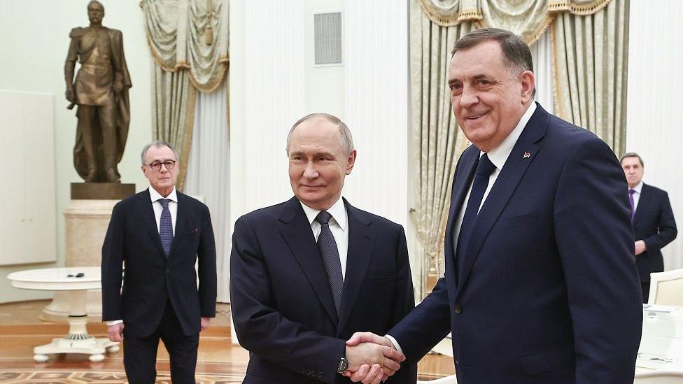 Milorad Dodik, koji često kritikuje Kristijana Šmita i nalazi se na listi sankcija zapadnih zemalja, održava dobre odnose sa ruskim predsednikom Vladimirom Putinom