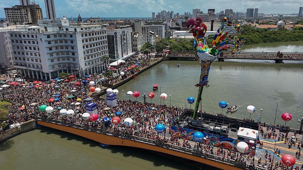 Esta vista a&eacute;rea mostra foli&otilde;es participando do desfile do bloco Galo da Madrugada nas ruas de Recife