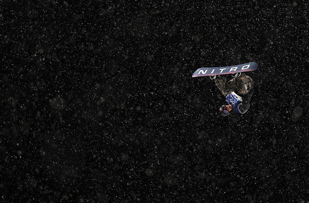 El surcoreano Geonhui Kim de cabeza, durante un salto de snowboarding en Milán-Cortina 2026