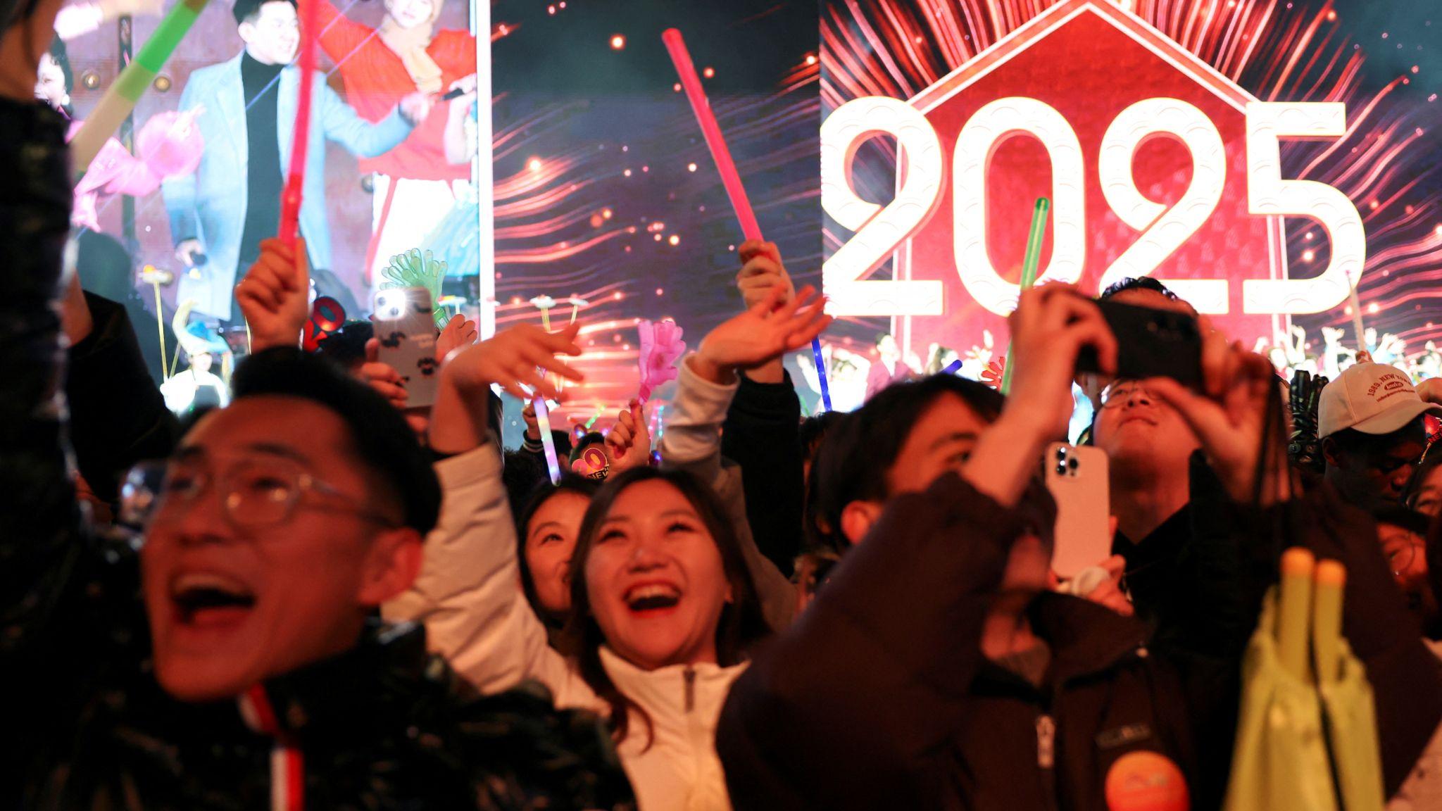 北京首鋼園群眾在「2025」字樣電子佈景前慶祝新年來臨（1/1/2025）
