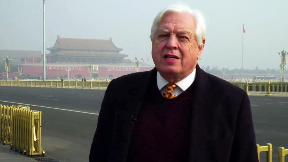 John Simpson em reportagem na Pra&ccedil;a da Paz Celestial, na China
