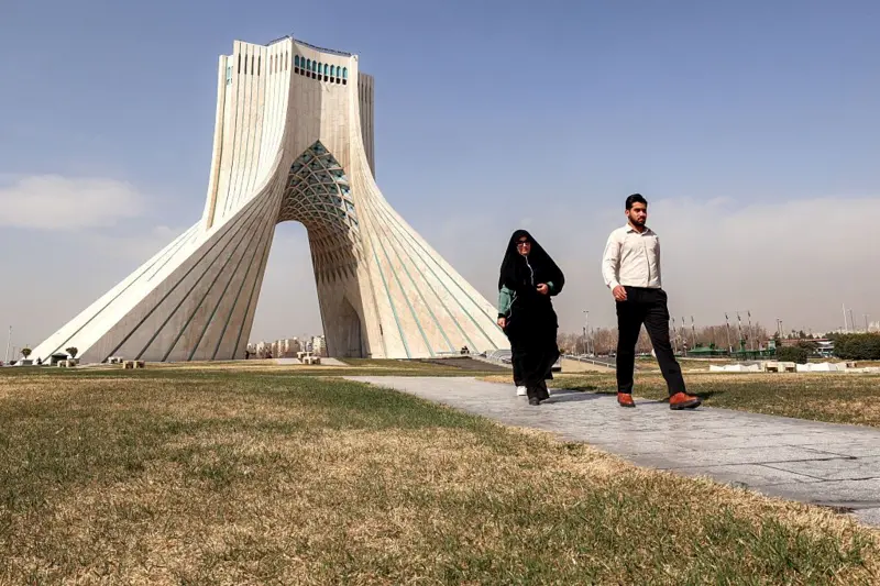 Ahmed, penjual furnitur paruh baya di Yaftabad, Teheran, menggambarkan kondisi pasar yang sangat sepi jelang Idul Fitri. Hal itu diketahui usai dirinya membeli persiapan jika terjadi perang, 