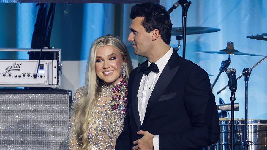 Charlie Kirk y su esposa, Erika Lane Frantzve, en el Baile Inaugural de Turning Point USA el 19 de enero de 2025 en Washington, D.C.