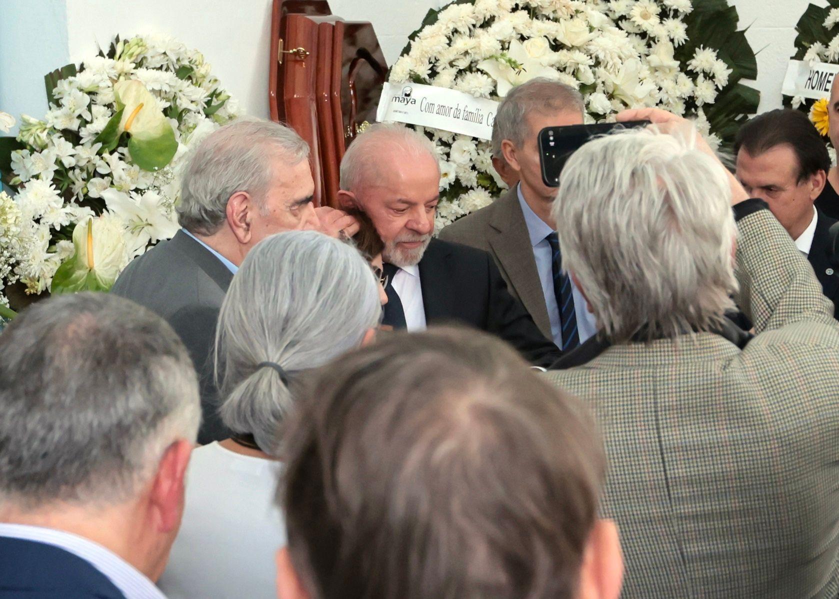 Presidente Luiz Inácio Lula da Silva participa do velório do jornalista Mino Carta, no cemitério São Paulo