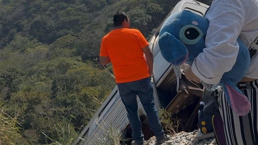 Uno de los vagones se desliza por un acantilado