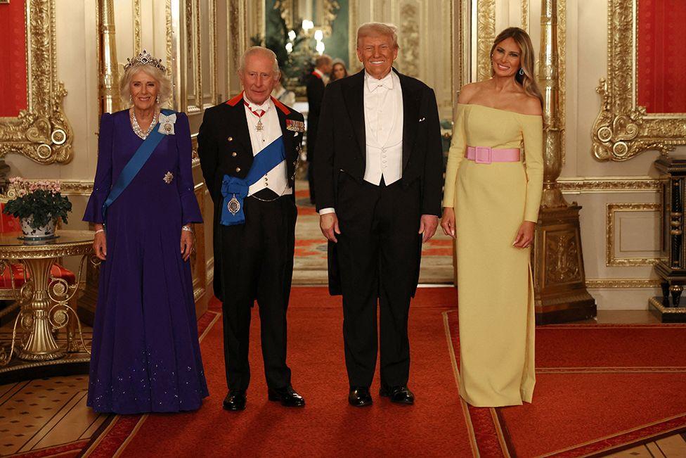 Britanska kraljica Kamila, kralj Čarls, predsednik Amerike Donald Tramp i prva dama Melanija Tramp poziraju na državnom banketu tokom državne posete predsednika Donalda Trampa zamku Vindzor u Vindzoru, Velika Britanija, 17. septembra 2025.