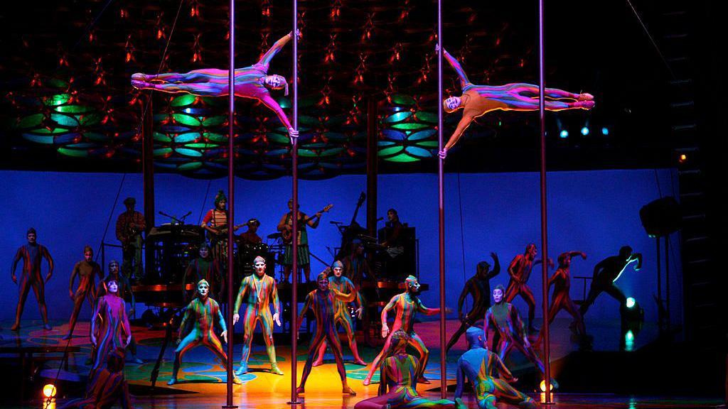 Acrobatas se apresentam no espet&aacute;culo &ldquo;Saltimbanco&rdquo;, do Cirque du Soleil, em 10/12/2009, em Roterd&atilde; (Holanda)