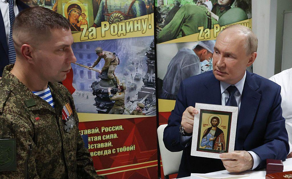 Tokom posete bolnici, predsednik Putin drži sliku sveca Aleksandra Nevskog, veštog vojnog komandanta zaslužnog za zaustavljanje zapadnih invazija u 13. veku.