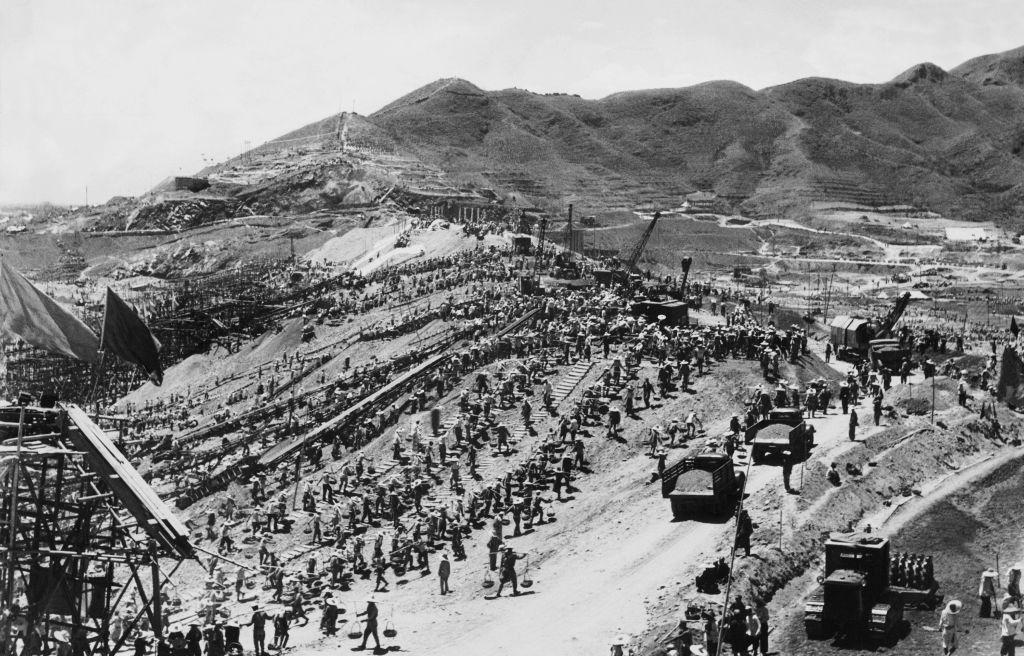 Trabajadores en una presa en la década de 1950