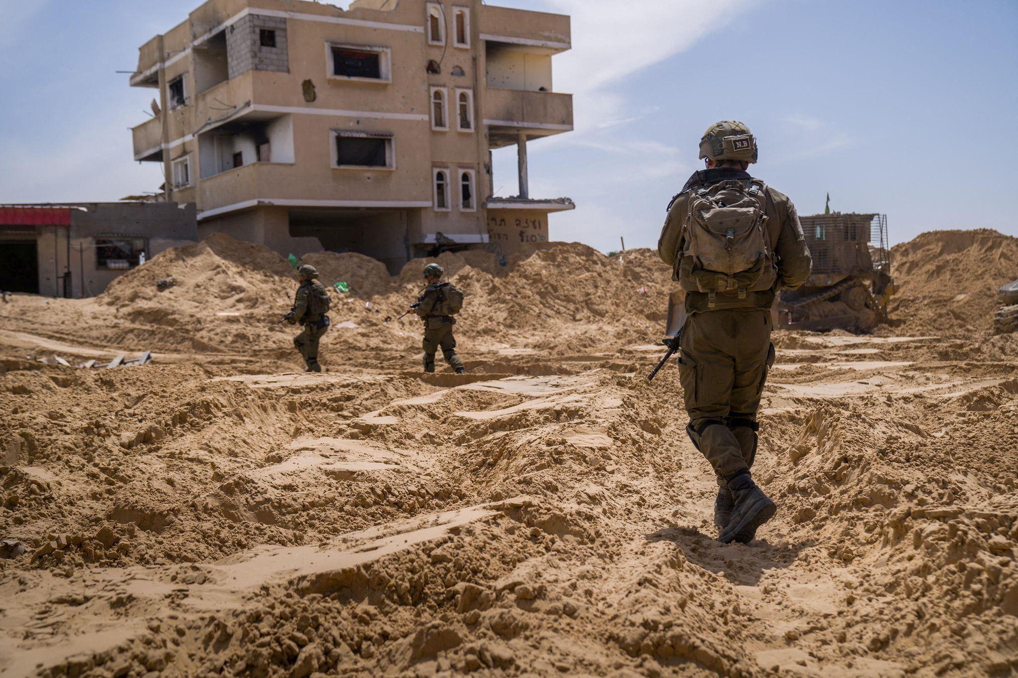 "الجوع هو الشعور الأقذر في الكون"، فلسطينيون يقضون أياماً بلا طعام في قطاع غزة 8 جنود إسرائيليون في منطقة تل السلطان في محافظة رفح