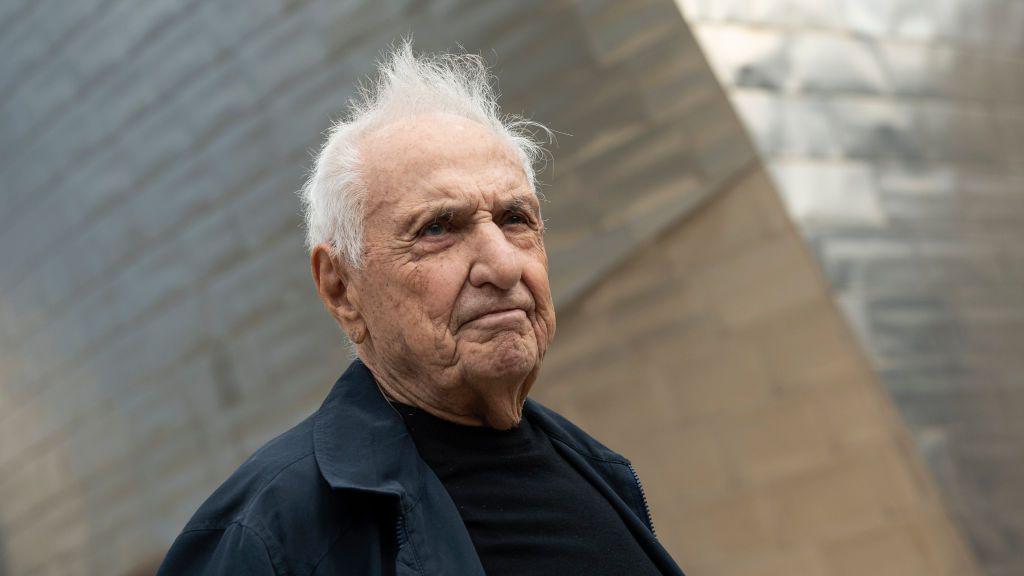 El arquitecto canadiense-estadounidense Frank Gehry posa frente al Museo Guggenheim de Bilbao durante la celebración de su 25º aniversario en la ciudad vasca de Bilbao el 17 de octubre de 2022. (Foto de ANDER GILLENEA / AFP) (Foto de ANDER GILLENEA/AFP vía Getty Images)