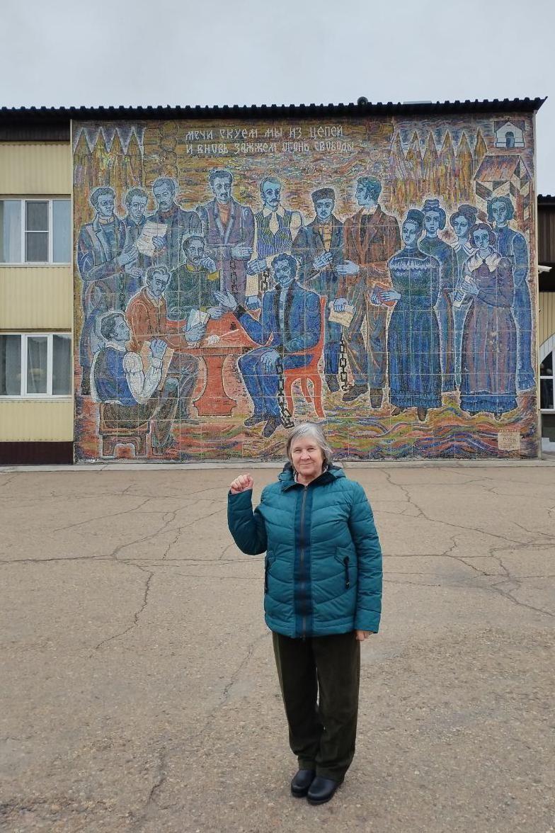 Filonova pred mozaikom na kojem Dekabristi čitaju Puškinovu pesmu „U dubinama sibirskih rudnika"
