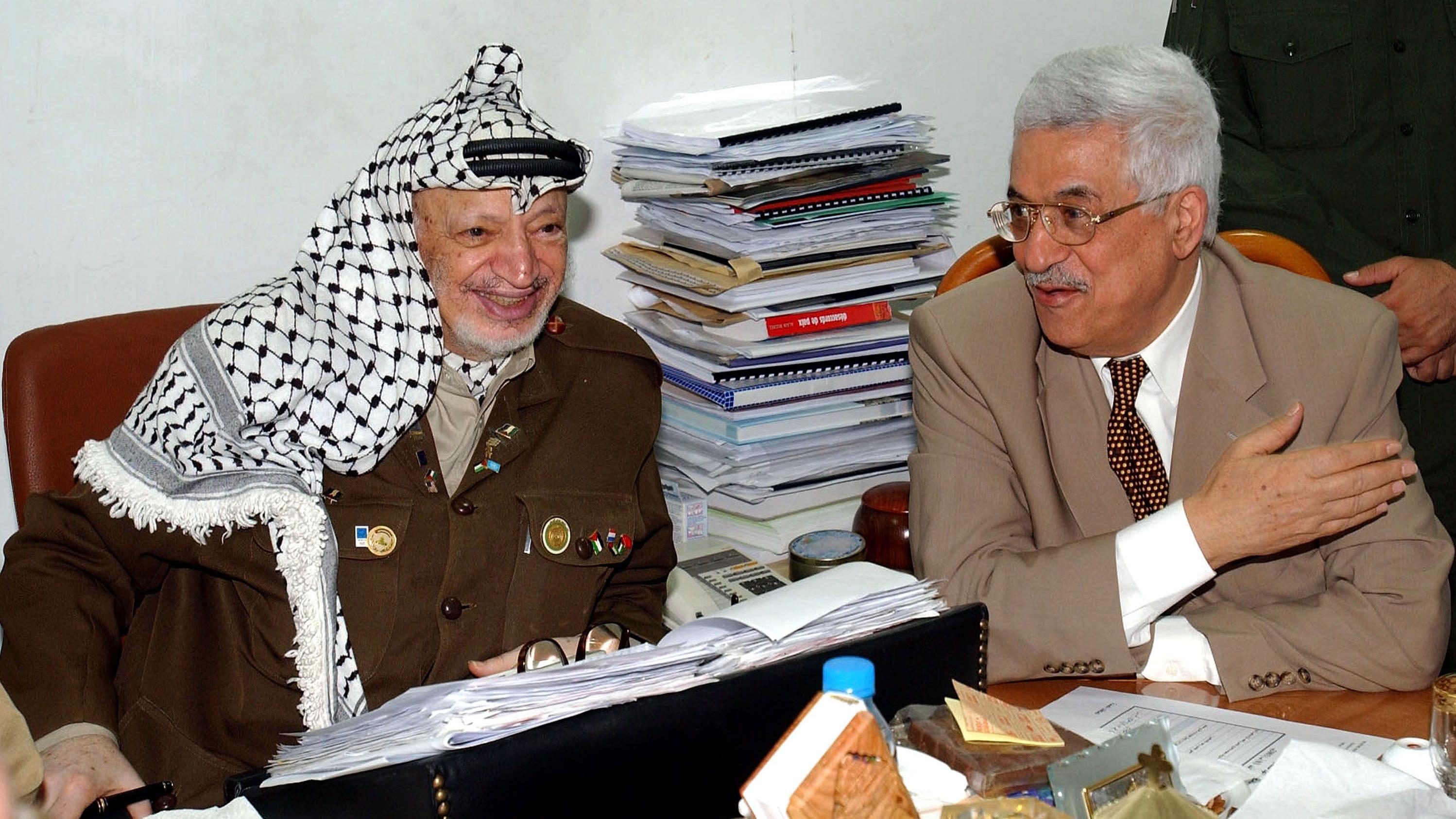 الفلسطينيون، بثلاثة مناصب رئاسية، وحكومة، وبلا دولة 1 الرئيس الفلسطيني الحالي محمود عباس والرئيس الراحل ياسر عرفات في 2003