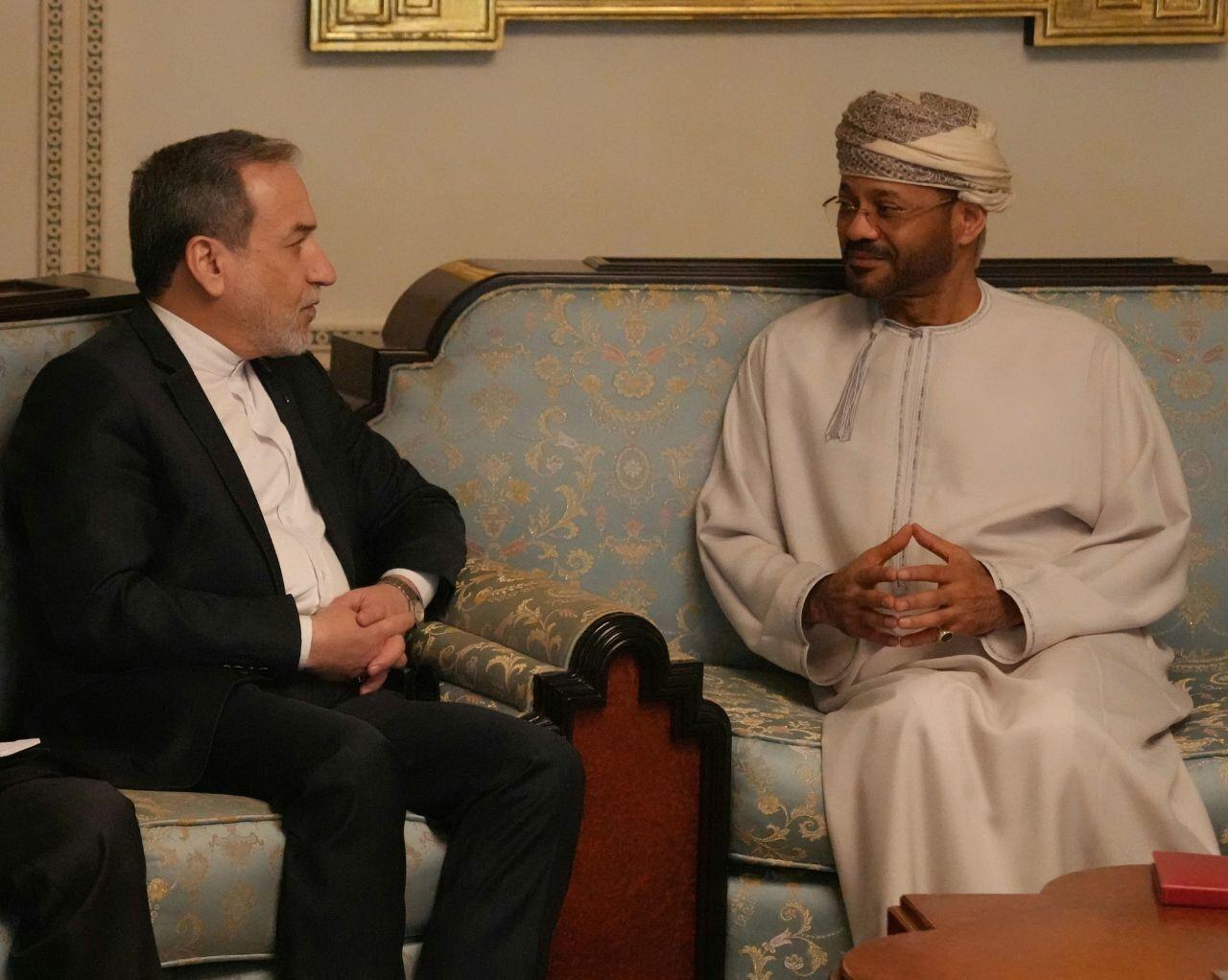 El ministro de Asuntos Exteriores de Irán, Abbas Araghchi se reúne con el ministro de Asuntos Exteriores de Omán, Sayyid Badr Hamad Al Busaidi.