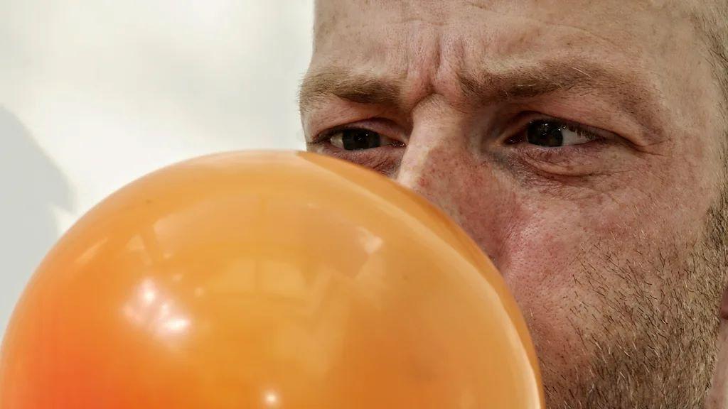 Kako protiv zagađenja: Vaša pluća kriju tajne zdravlja dok starite 5 muškarac duva balon