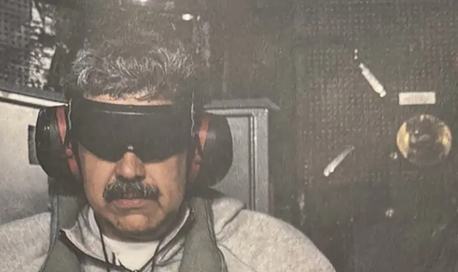 Nicol&aacute;s Maduro, com fones de ouvido e tapa-olhos, a bordo de navio americano